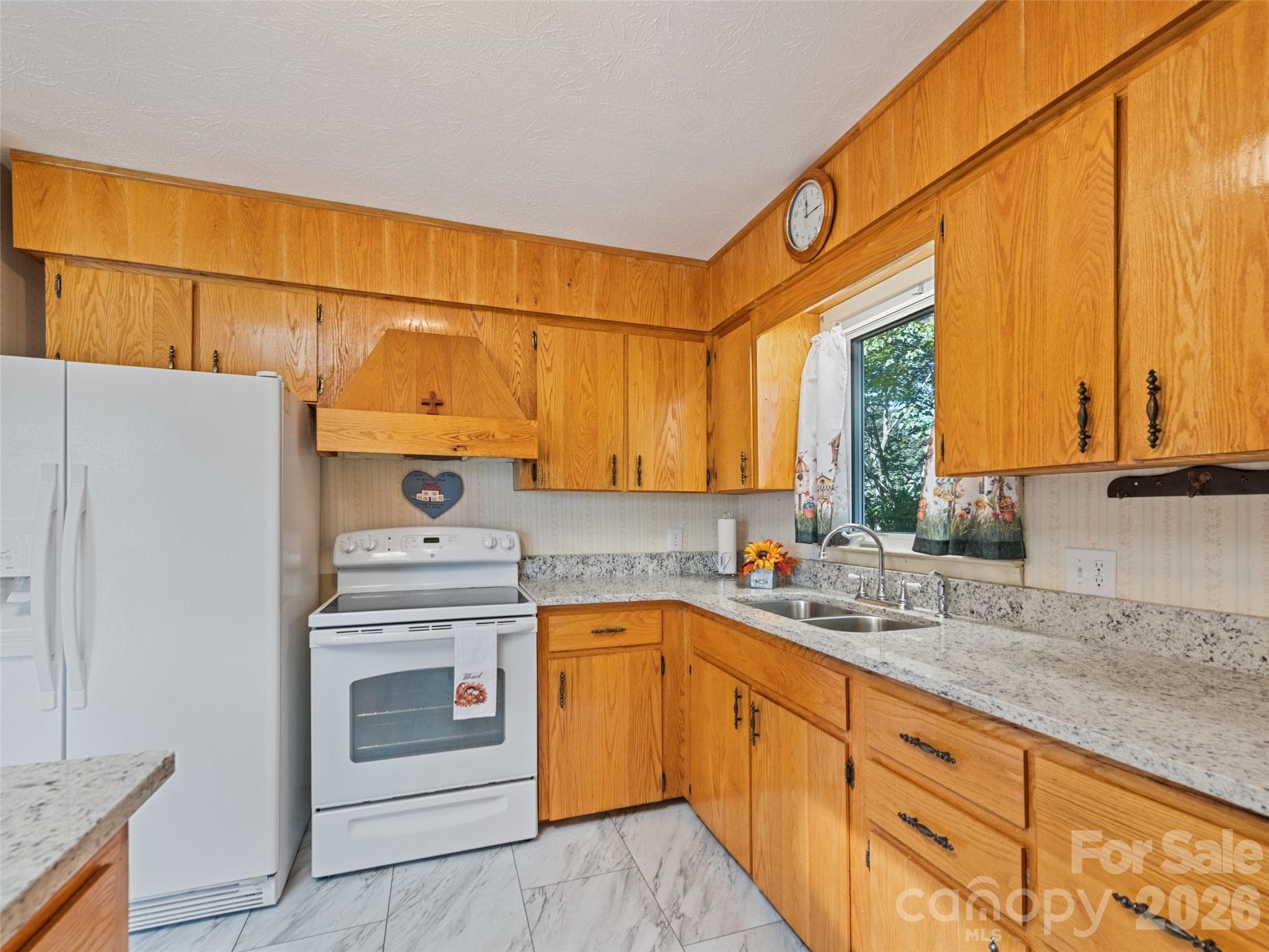 Single Family Residence at 158 Candlelight Circle, Clyde, photo 19 of 32
