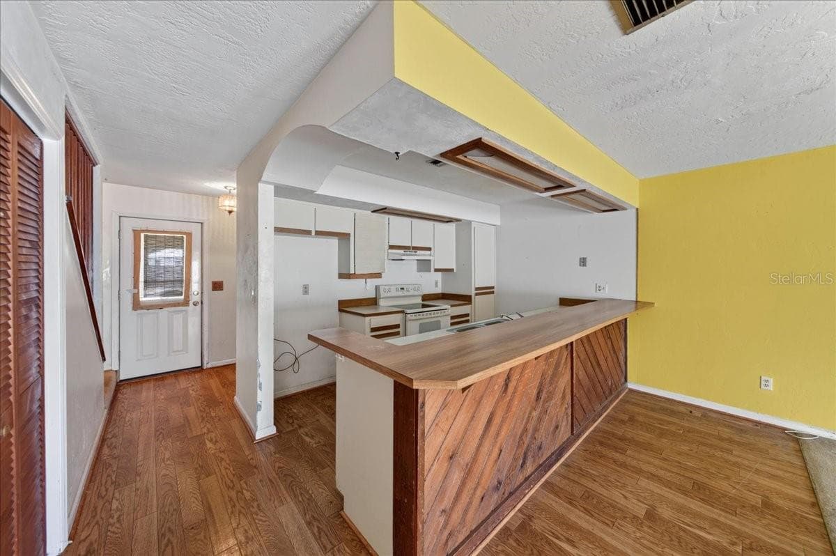 Unit 841 kitchen with breakfast bar - 841 E 14TH AVE, NEW SMYRNA BEACH