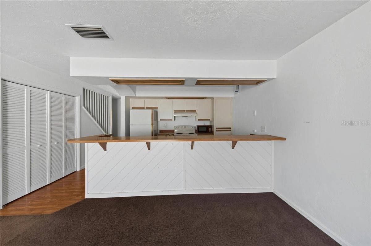 Unit 845 kitchen with view of breakfast bar - 841 E 14TH AVE, NEW SMYRNA BEACH