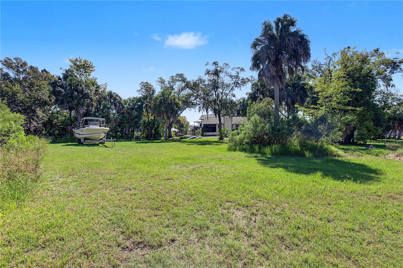Expansive grassy lot with established trees and plenty of open space. - 10933 W FORT ISLAND TRL, CRYSTAL RIVER