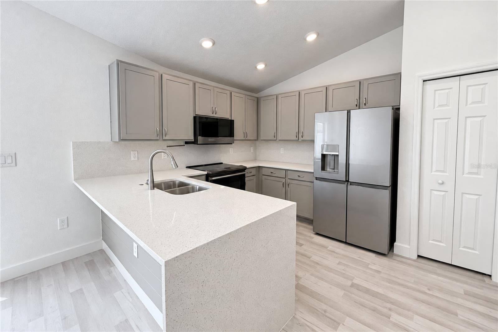 KITCHEN WITH QUARTZ COUNTERTOPS - 2014 DEXTER ST, HAINES CITY