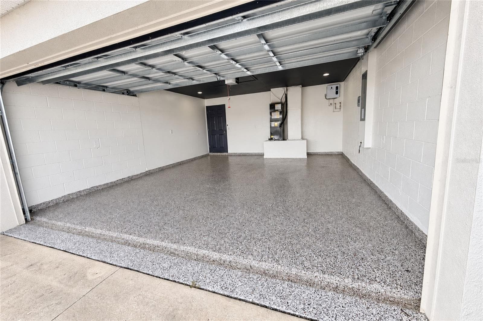 DOUBLE GARAGE WITH EPOXY FLOORING, AND TANKLESS WATER HEATER - 2014 DEXTER ST, HAINES CITY