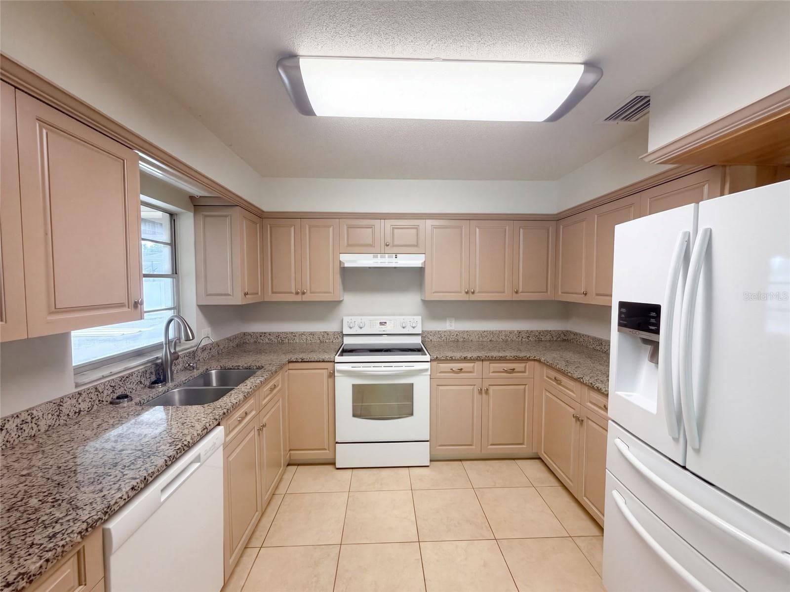 Single Family Residence at 2716 CHARLESTON DR, PLANT CITY, photo 2 of 14
