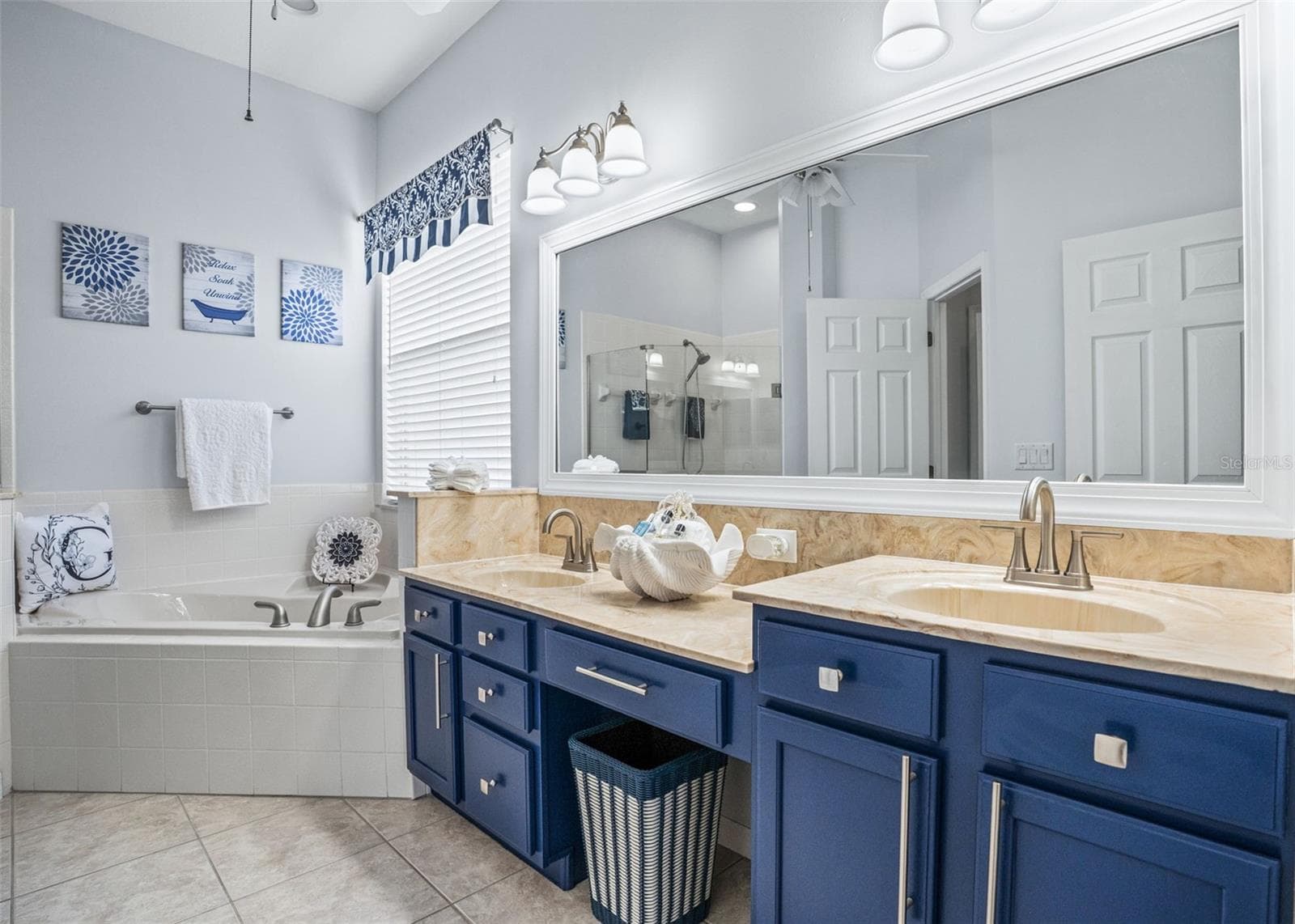 En Suite w/2 Sink Vanity & Soaking Tub - 12056 SE 178TH ST, SUMMERFIELD