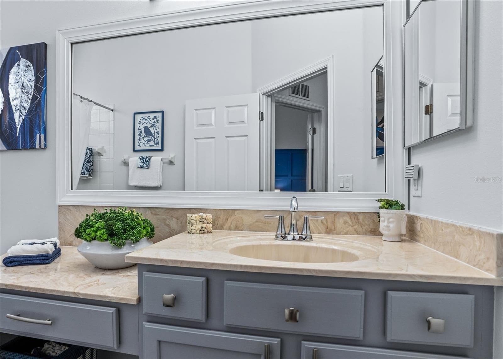 Guest bathroom w/Nice size vanity - 12056 SE 178TH ST, SUMMERFIELD