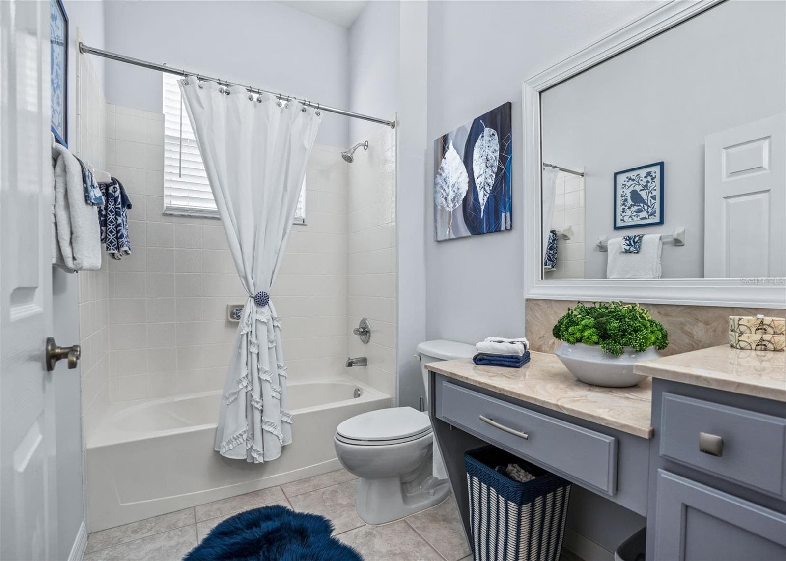 Guest bathroom w/Tiled Tub & Shower combination - 12056 SE 178TH ST, SUMMERFIELD