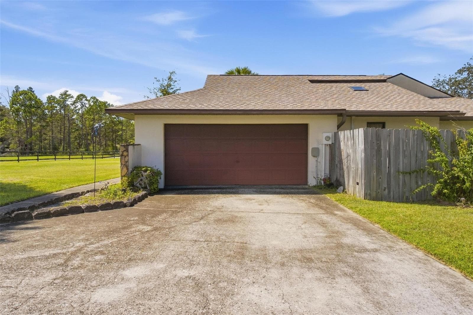 2 car garage - 10131 SE 170TH LN, SUMMERFIELD