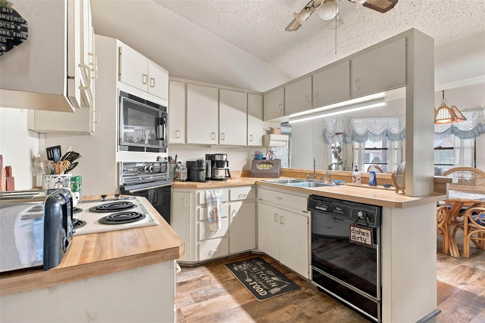 Kitchen with appliances. - 10131 SE 170TH LN, SUMMERFIELD