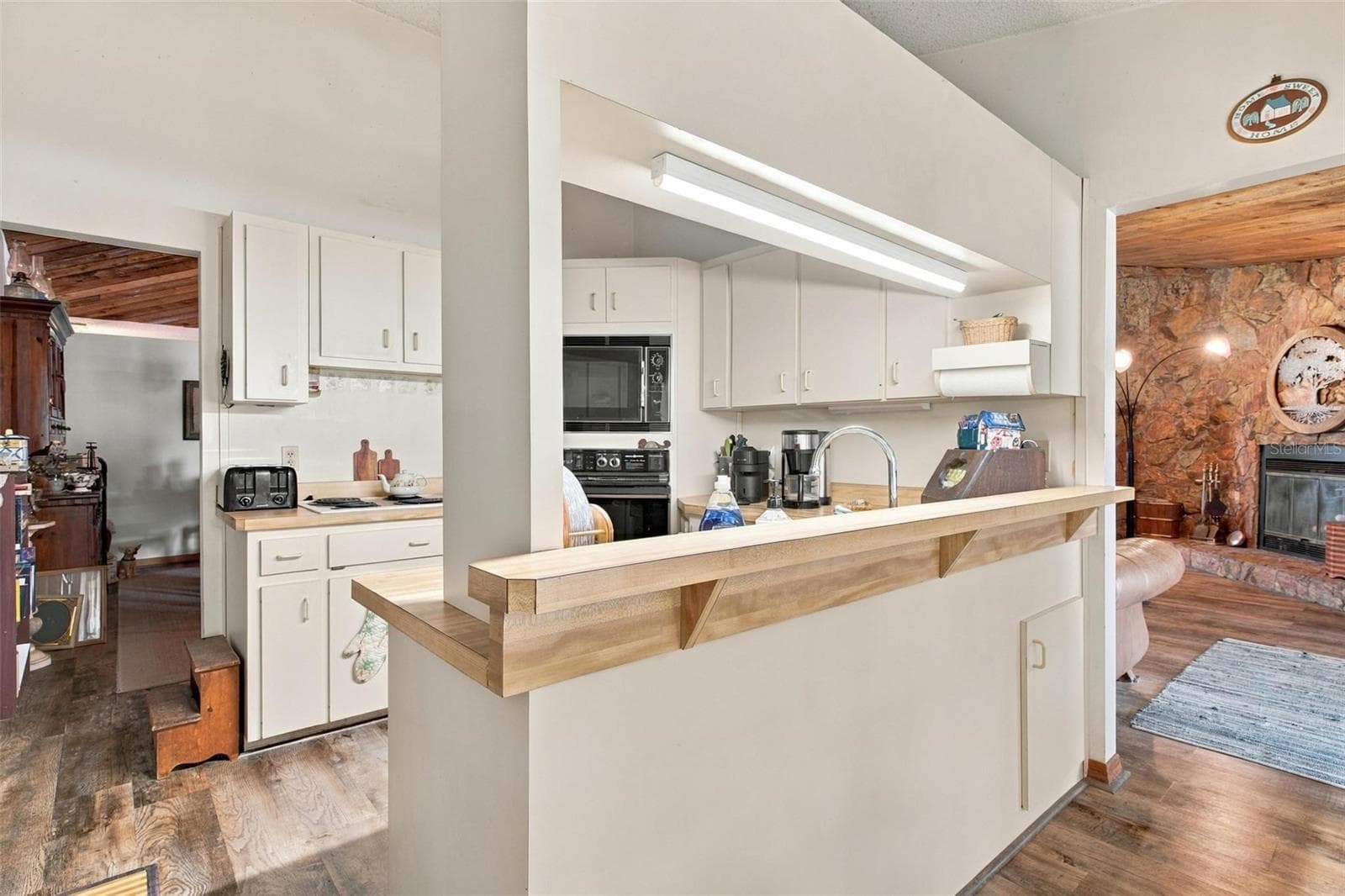 Bar area for seating. - 10131 SE 170TH LN, SUMMERFIELD