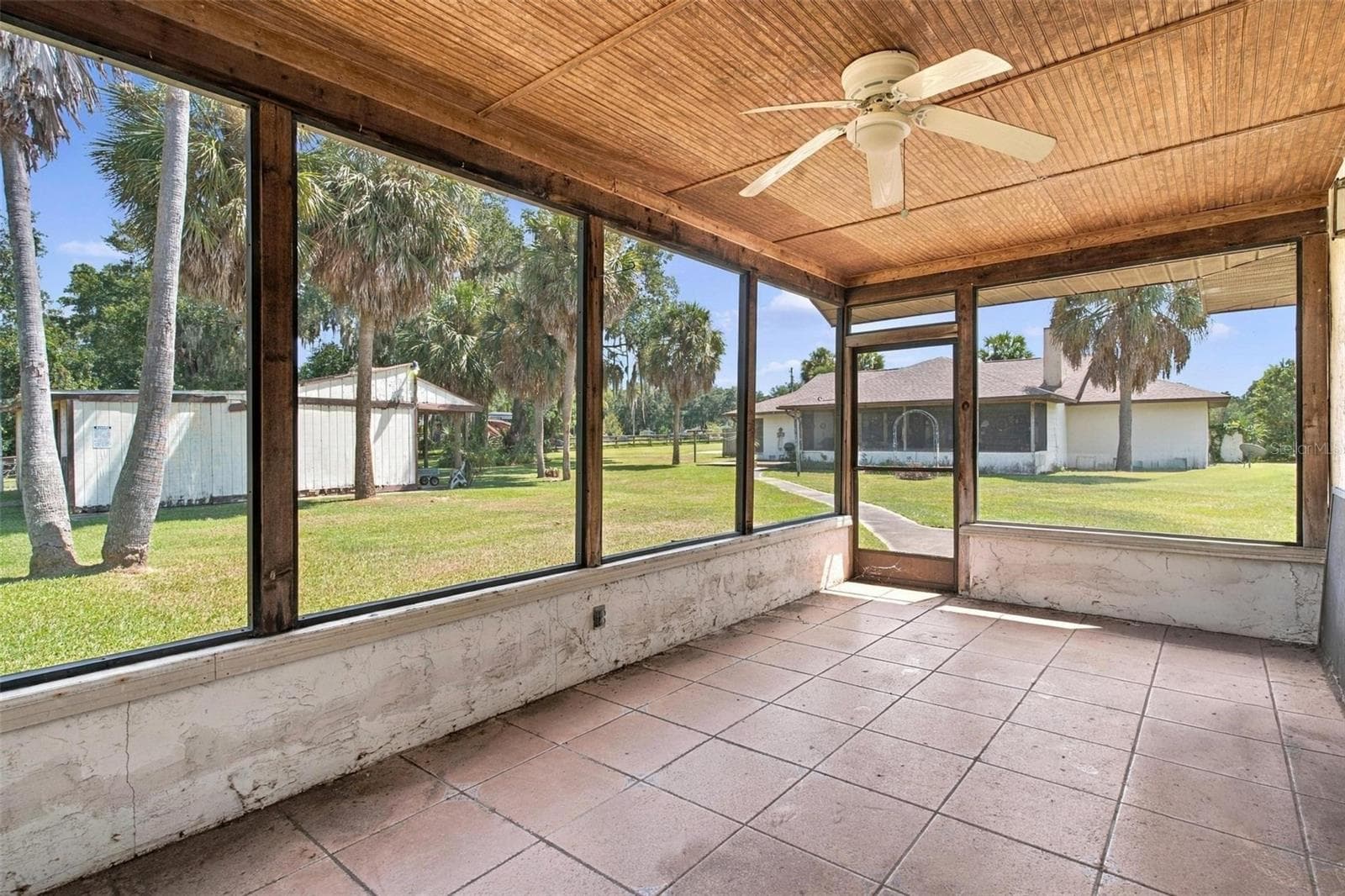 Screen enclosed back porch. - 10131 SE 170TH LN, SUMMERFIELD