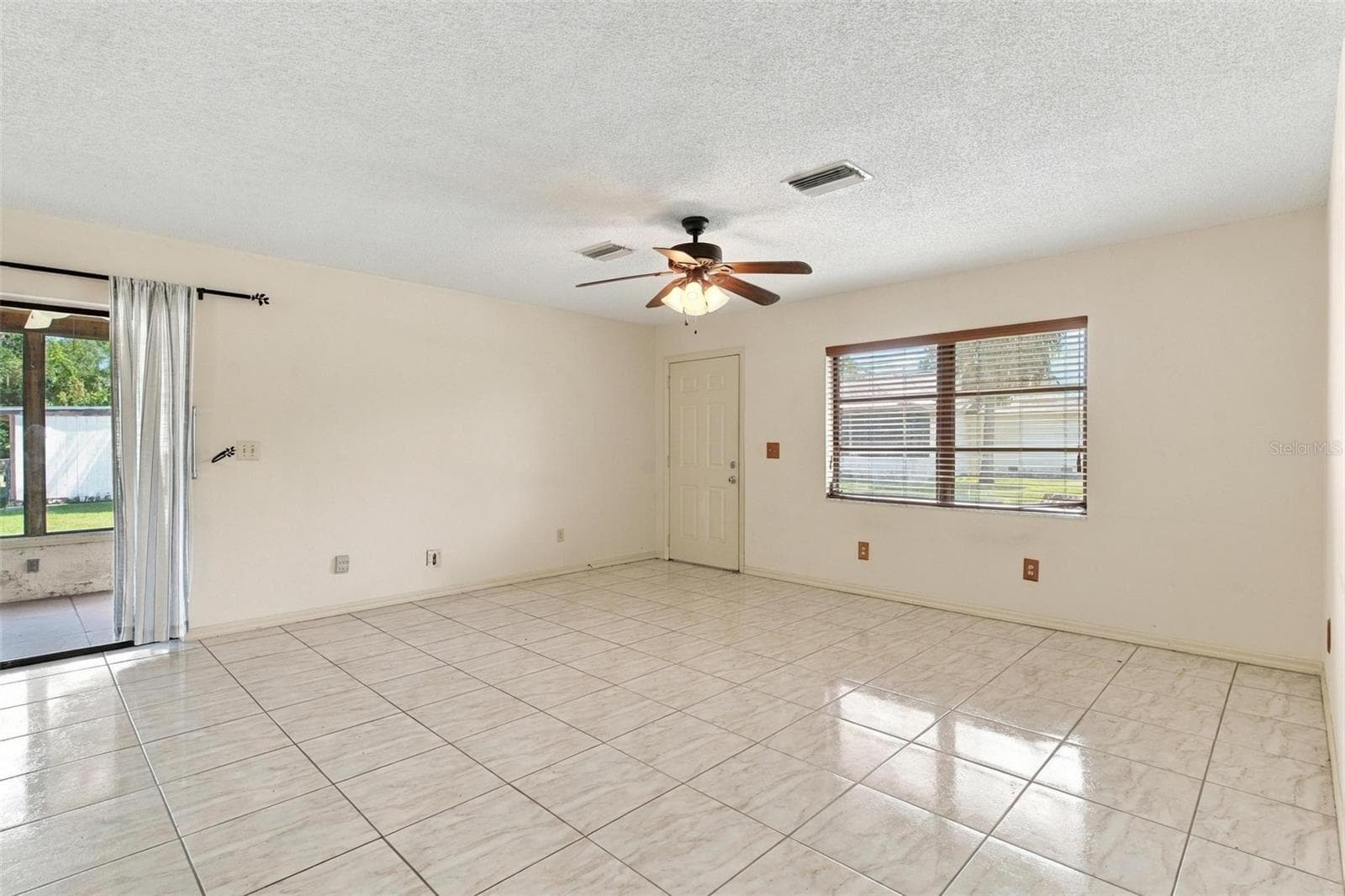 Guest house living room. - 10131 SE 170TH LN, SUMMERFIELD