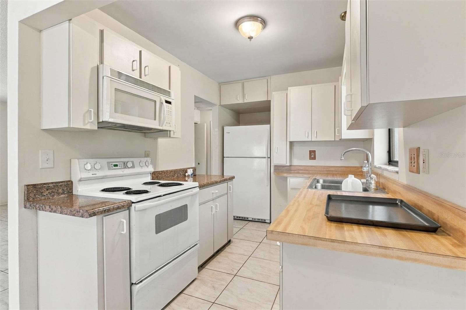 Guest house kitchen. - 10131 SE 170TH LN, SUMMERFIELD