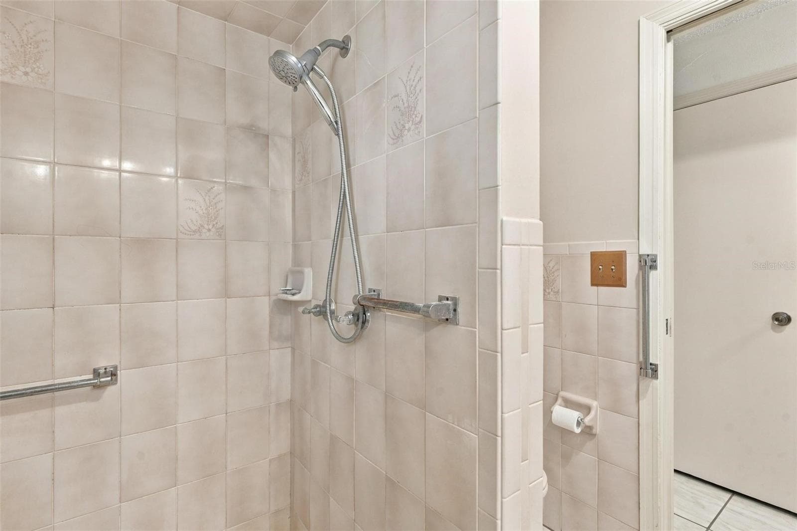 Guest house shower - 10131 SE 170TH LN, SUMMERFIELD