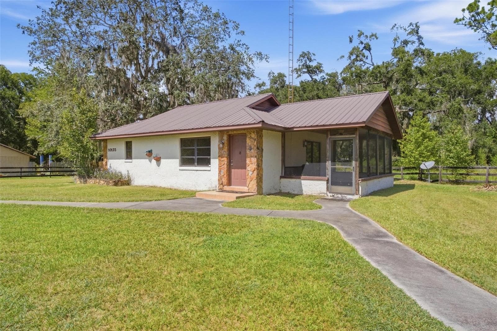 Guest house walk way. - 10131 SE 170TH LN, SUMMERFIELD