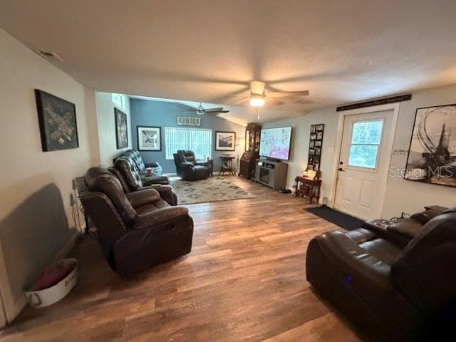 Single Family Residence at 11615 GROVEWOOD AVE, THONOTOSASSA, photo 10 of 29