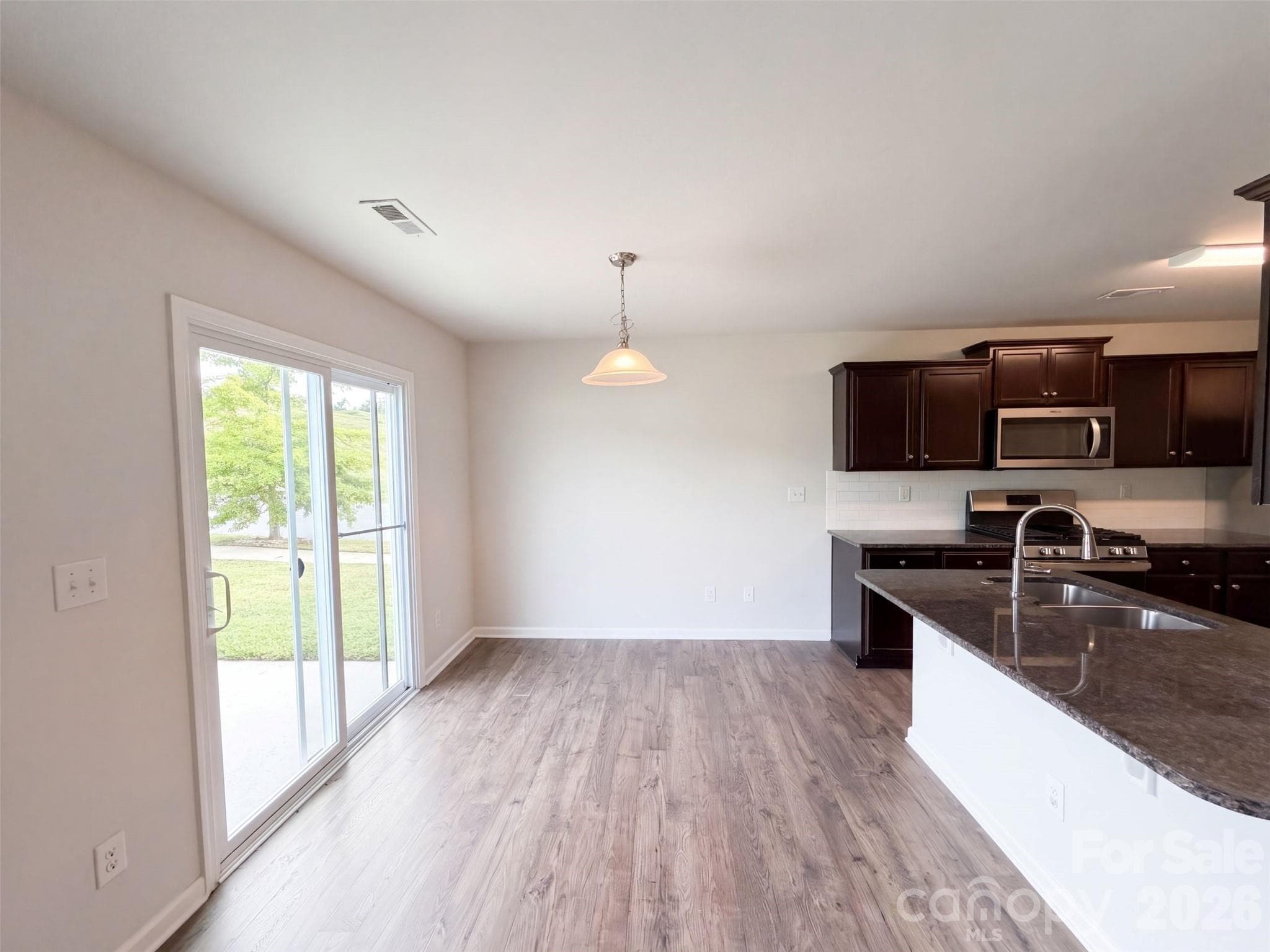 Single Family Residence at 1554 Gaston Mountain Drive, Dallas, photo 2 of 19