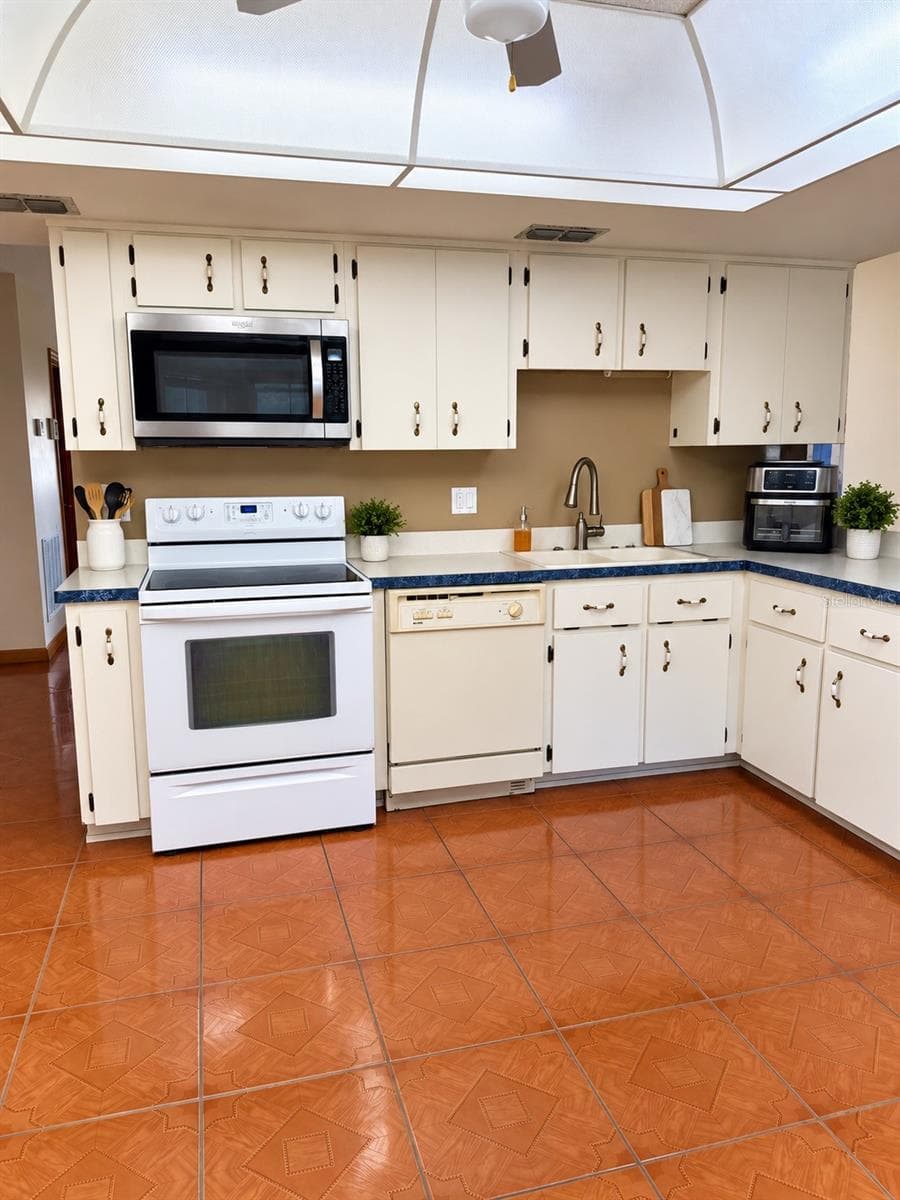 kitchen - 16804 SW 39TH CIR, OCALA