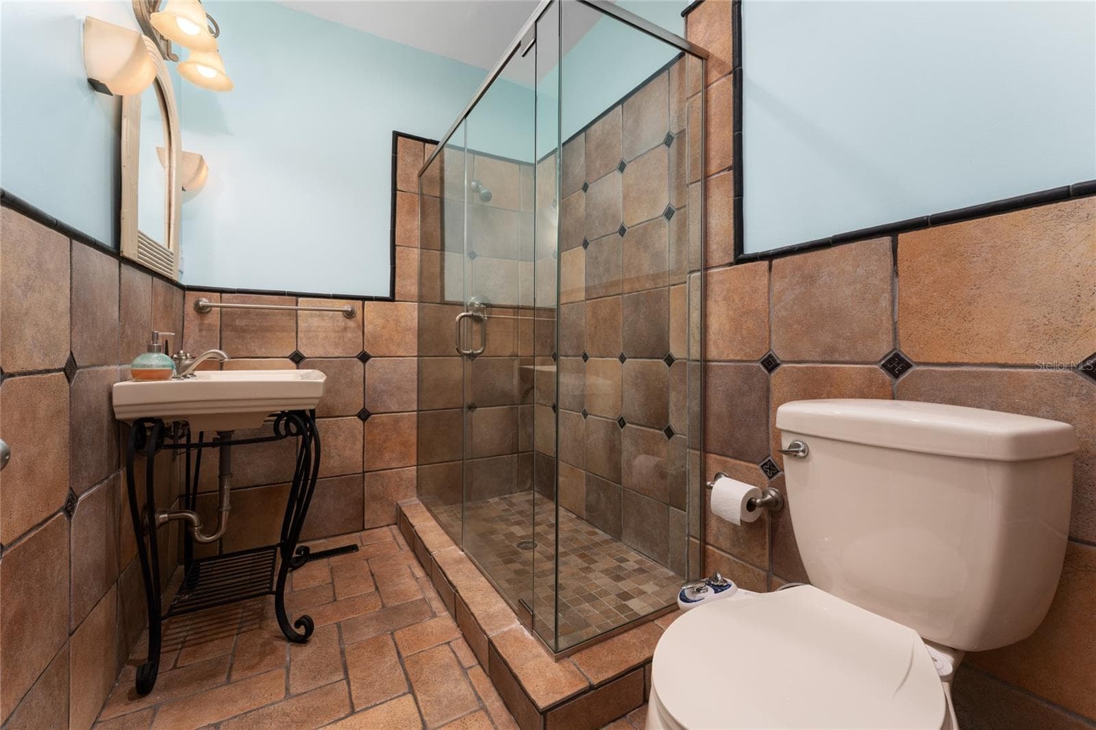 BATHROOM MAIN HOUSE - 815 LAKE JESSIE DR, WINTER HAVEN
