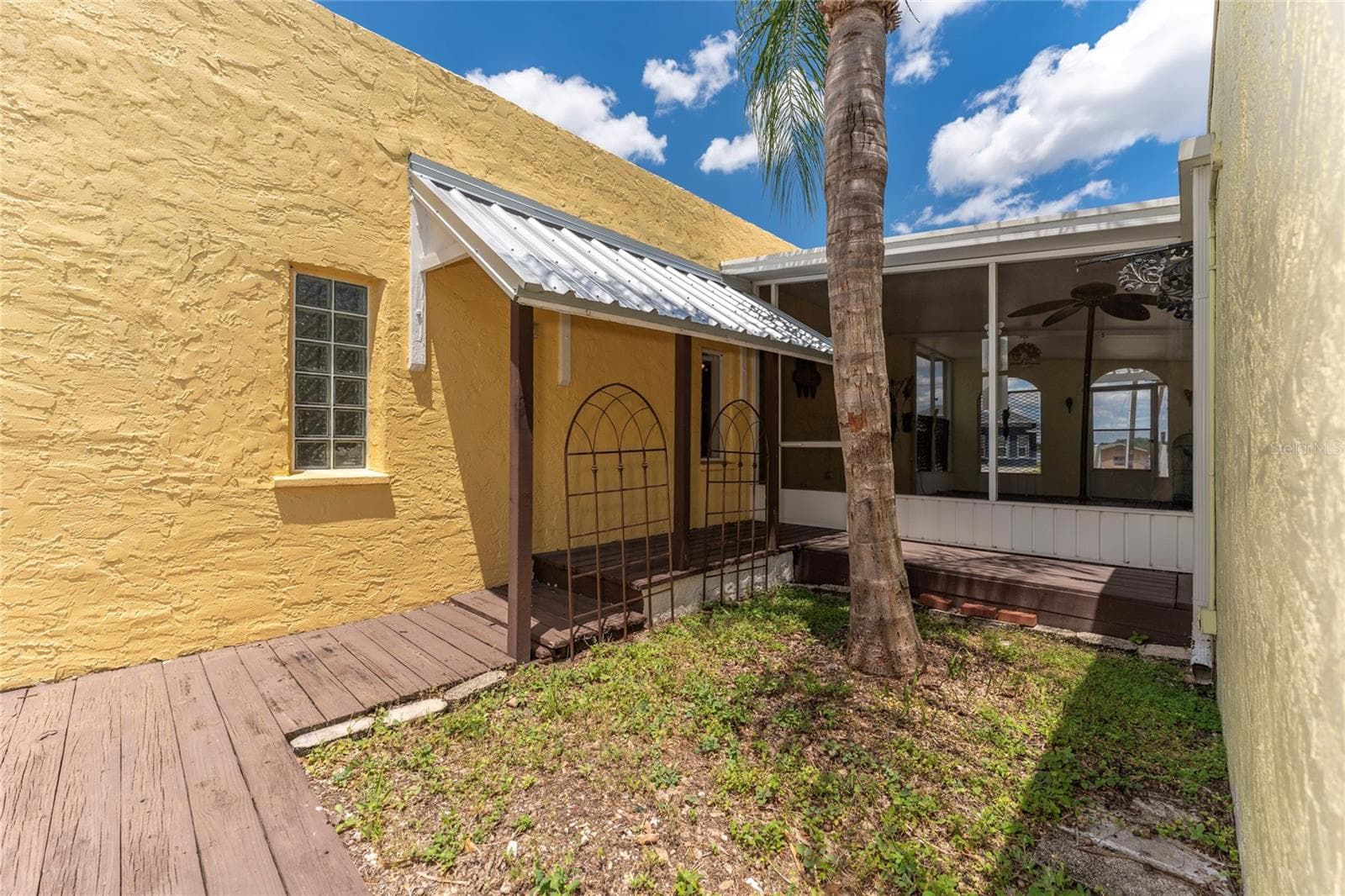 CORTYARD / COVERED PORCH - 815 LAKE JESSIE DR, WINTER HAVEN