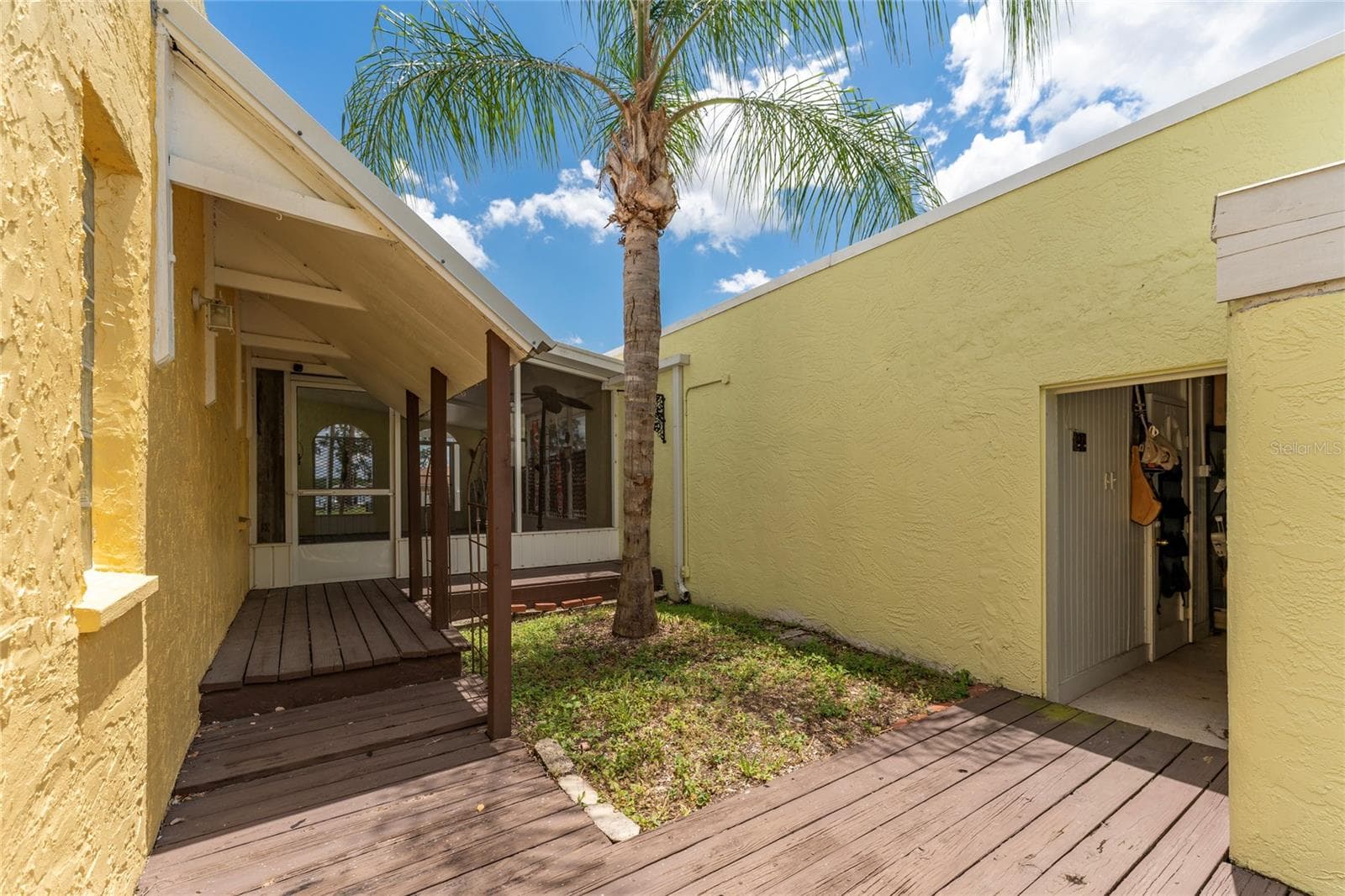CORTYARD / WORKSHOP / COVERED GARAGE - 815 LAKE JESSIE DR, WINTER HAVEN