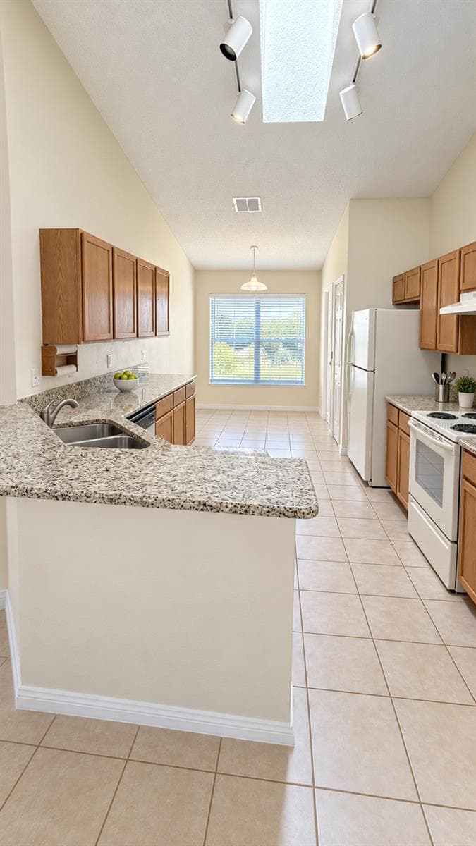 Kitchen w/ Eat-in dining - 7935 OAKSTONE CT, ORLANDO