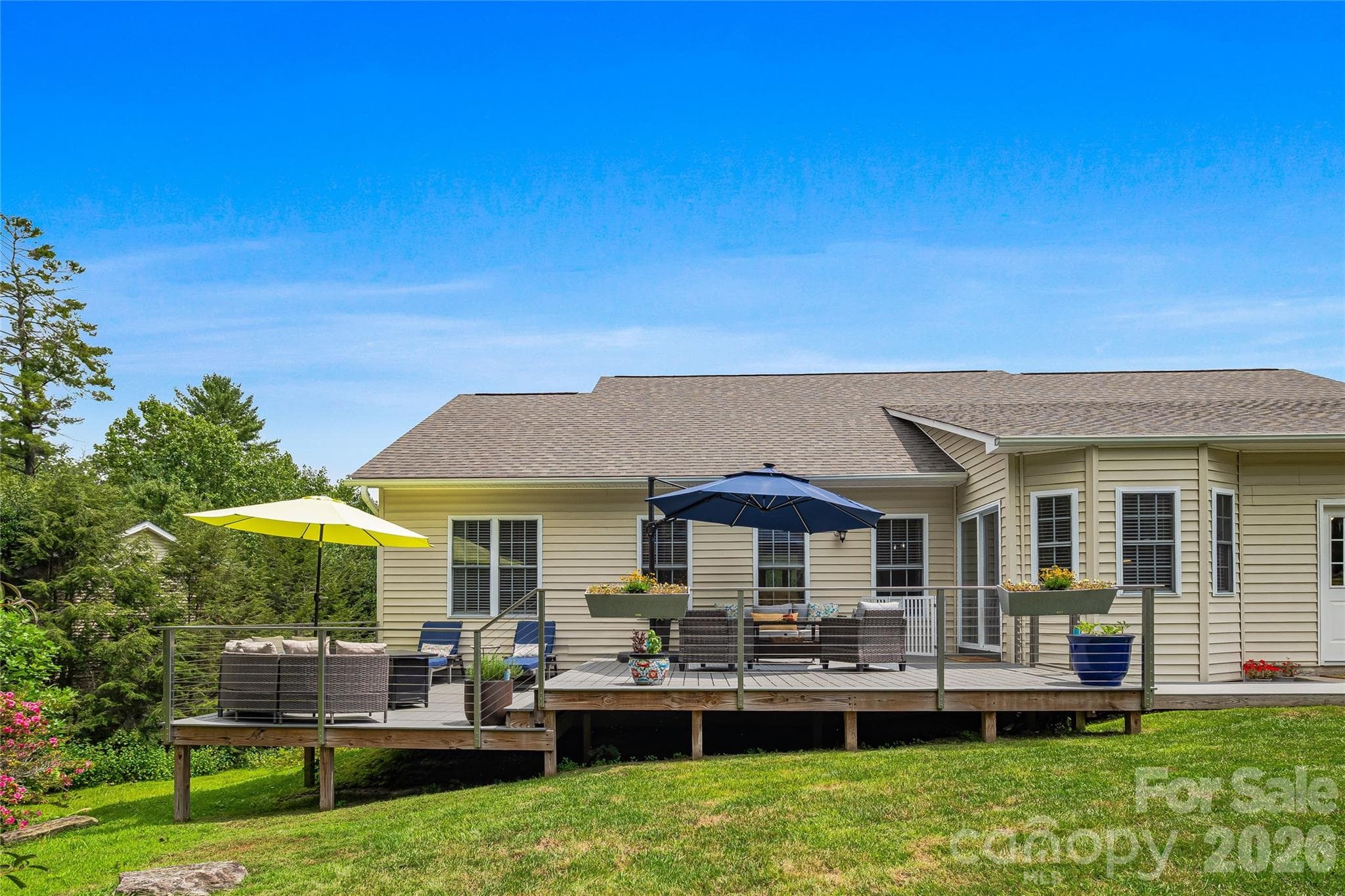 New Cable - Large Spacious rear deck with soothing views and Fire-Pit - 79 Mill Pond Way, Hendersonville