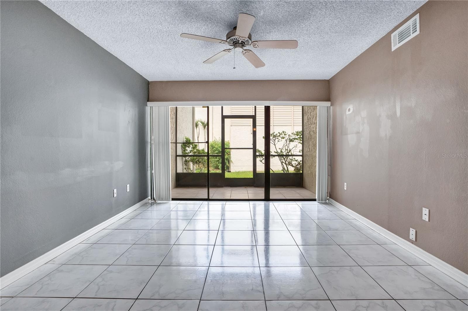 Living Room - 3278 S SEMORAN BLVD #12, ORLANDO
