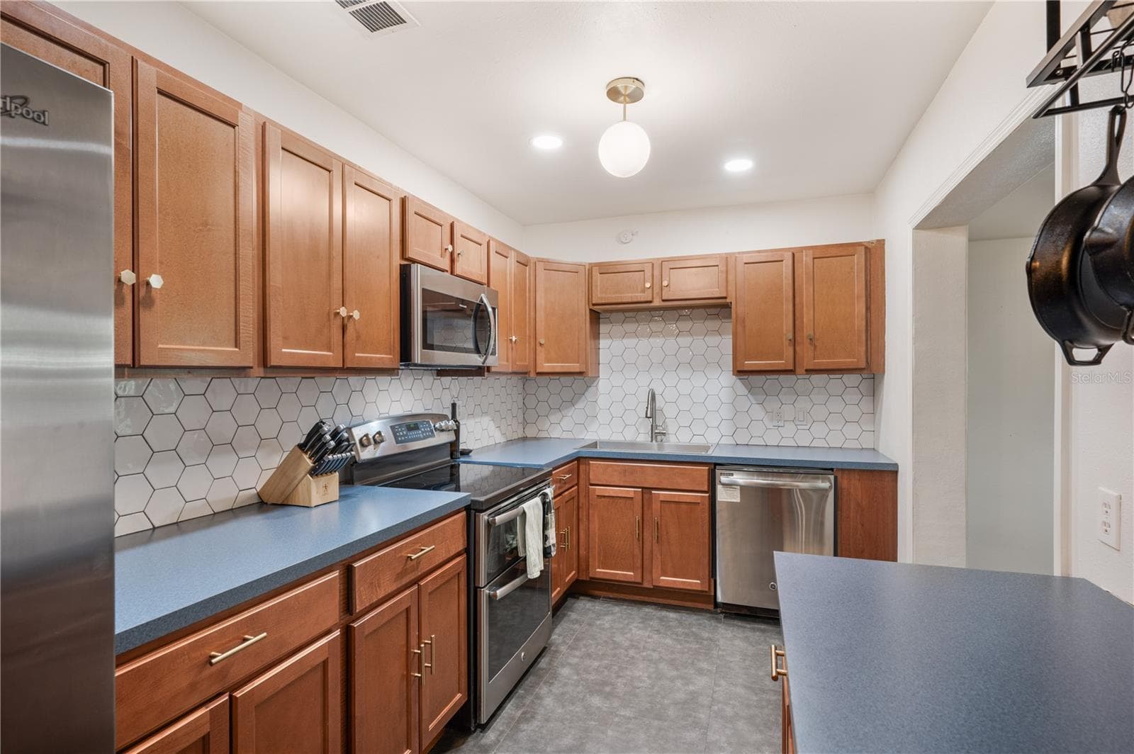 Single Family Residence at 1430 E EDGEWOOD DR, LAKELAND, photo 18 of 57