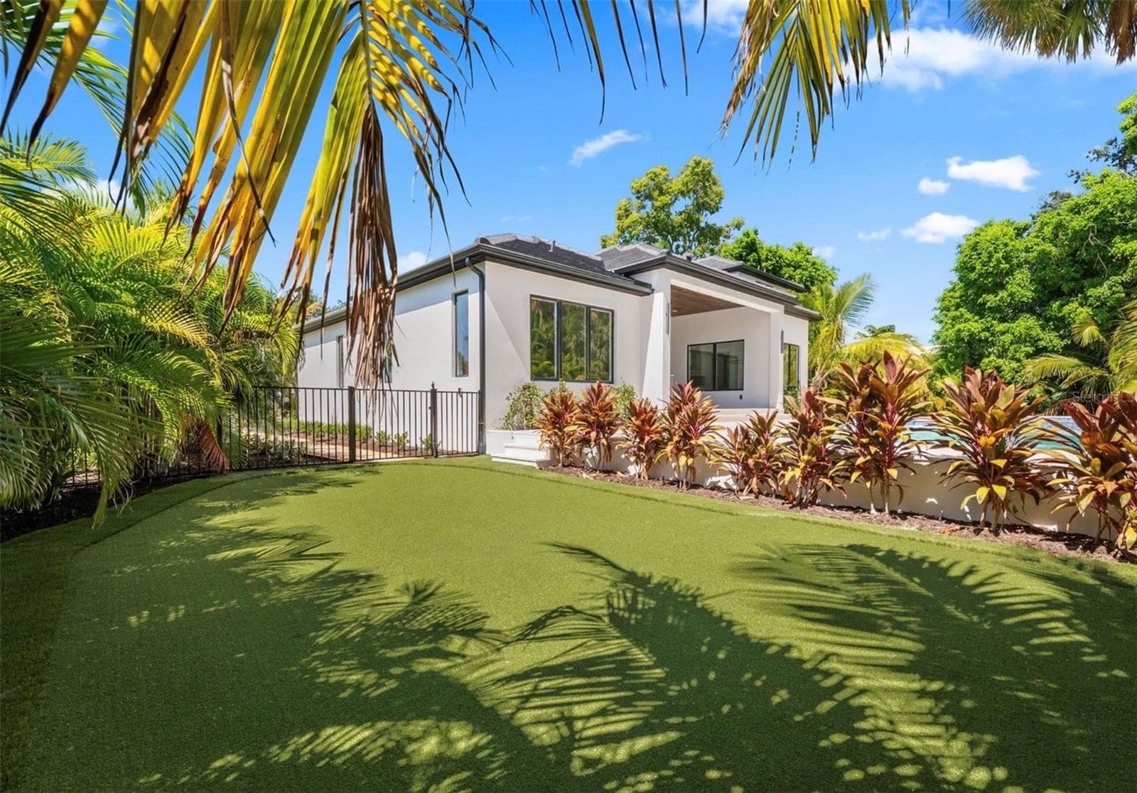 Your very own putting green! - 3360 BAYOU SOUND, LONGBOAT KEY