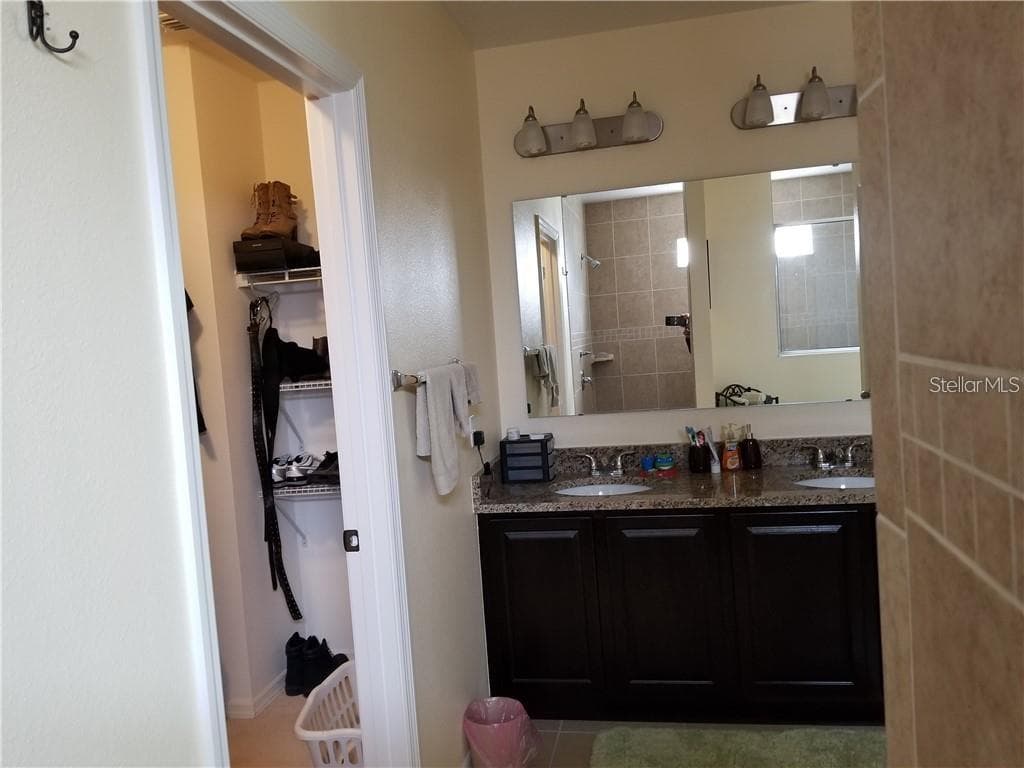 masterbath dual sinks - 2125 AMOR WAY, LEESBURG