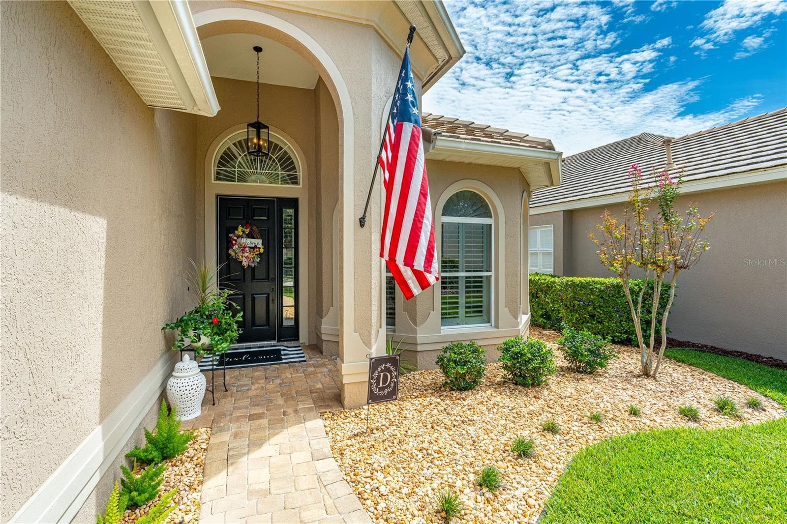Welcoming front porch - 520 SOTHEBY WAY, DEBARY