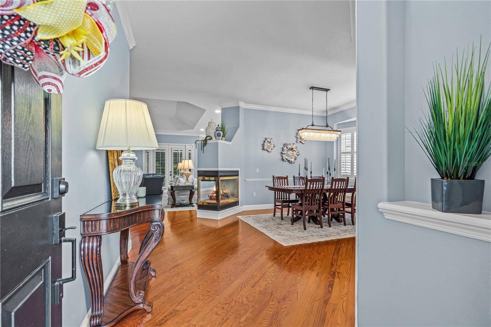 Hardwood floors, high ceilings and crown molding give an elegant first impression - 520 SOTHEBY WAY, DEBARY