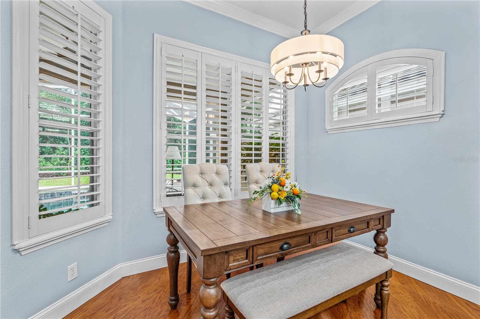 The eat-in kitchen offers large windows to enjoy the view out back toward the golf course - 520 SOTHEBY WAY, DEBARY