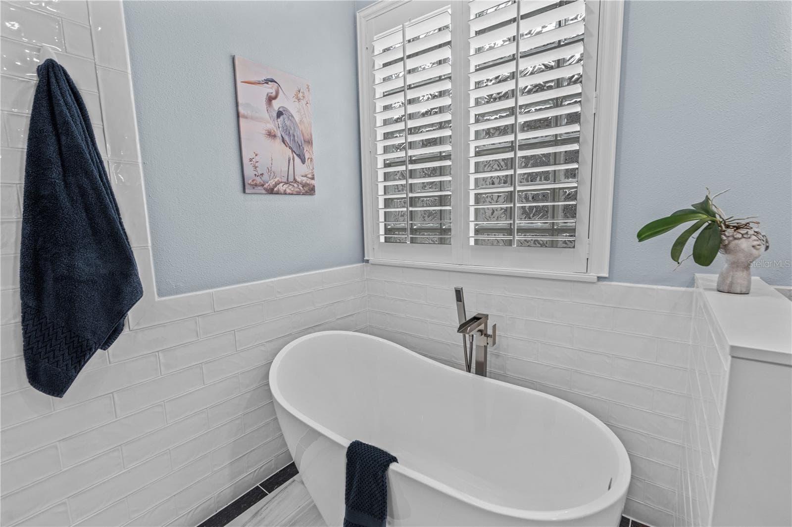 A relaxing soaker tub surrounded by elegant tile - 520 SOTHEBY WAY, DEBARY