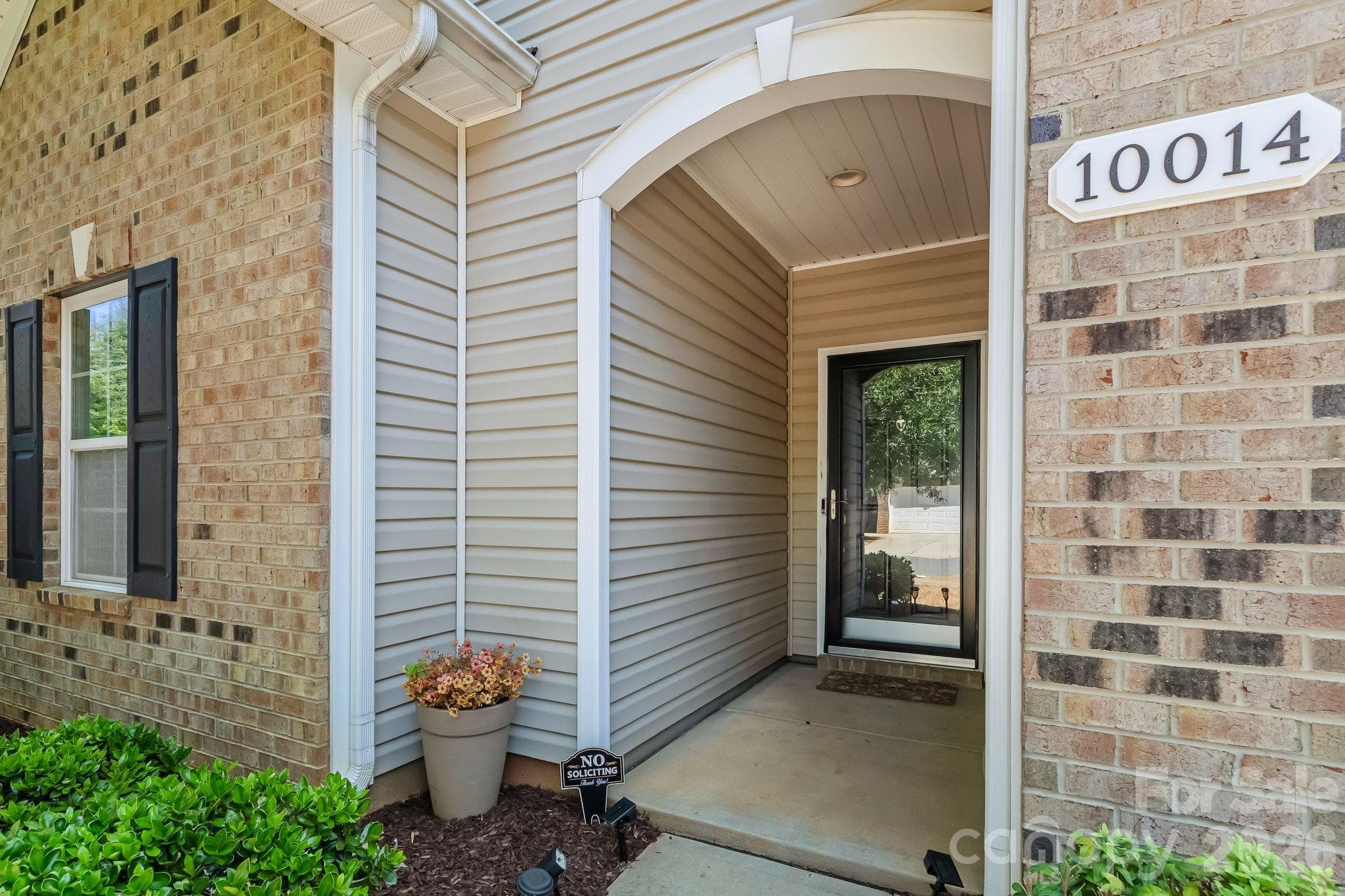 Single Family Residence at 10014 Goose Landing Drive, Charlotte, photo 2 of 31