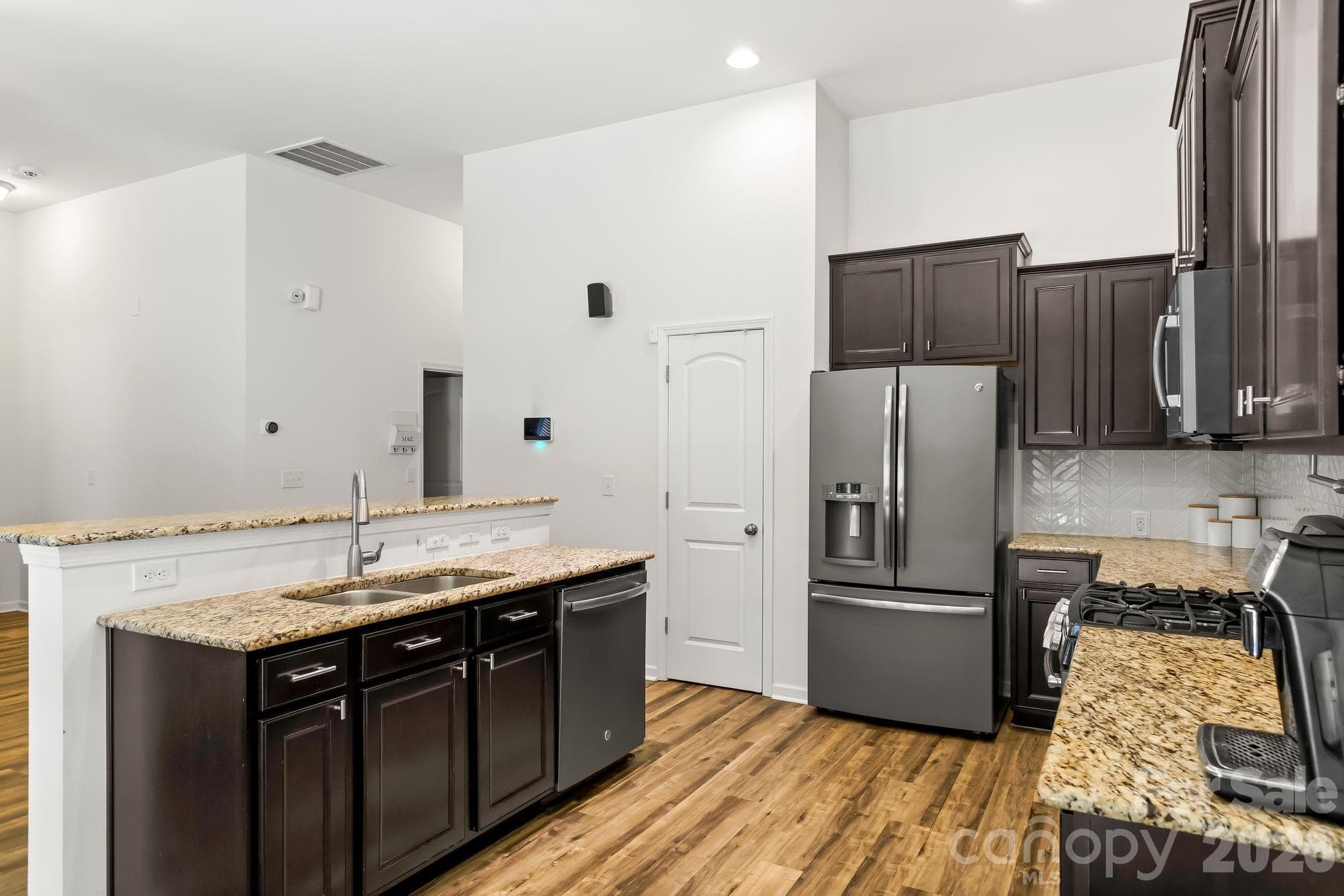Single Family Residence at 10014 Goose Landing Drive, Charlotte, photo 10 of 31