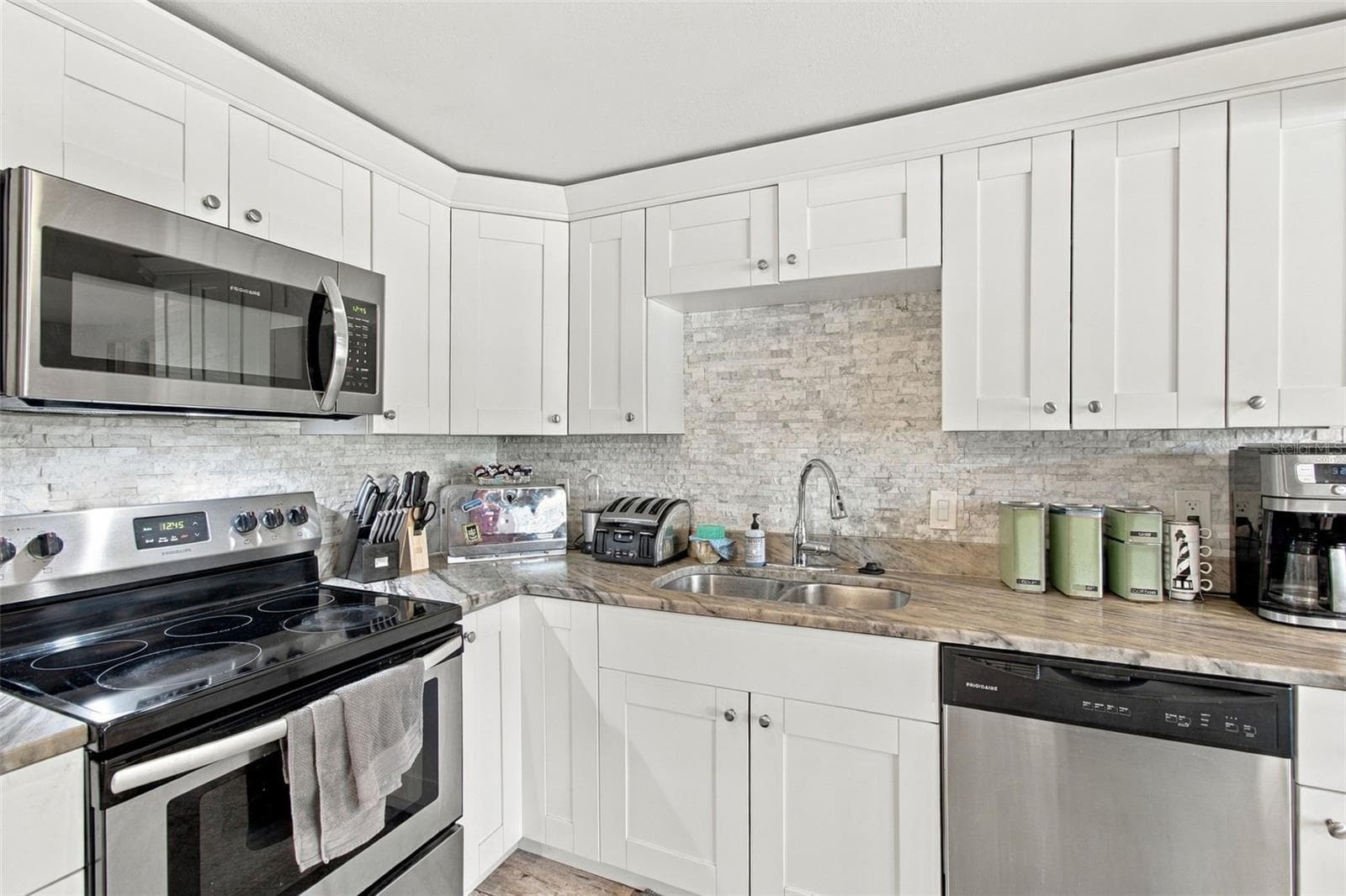Single Family Residence at 10803 N OREGON CIR, TAMPA, photo 10 of 26