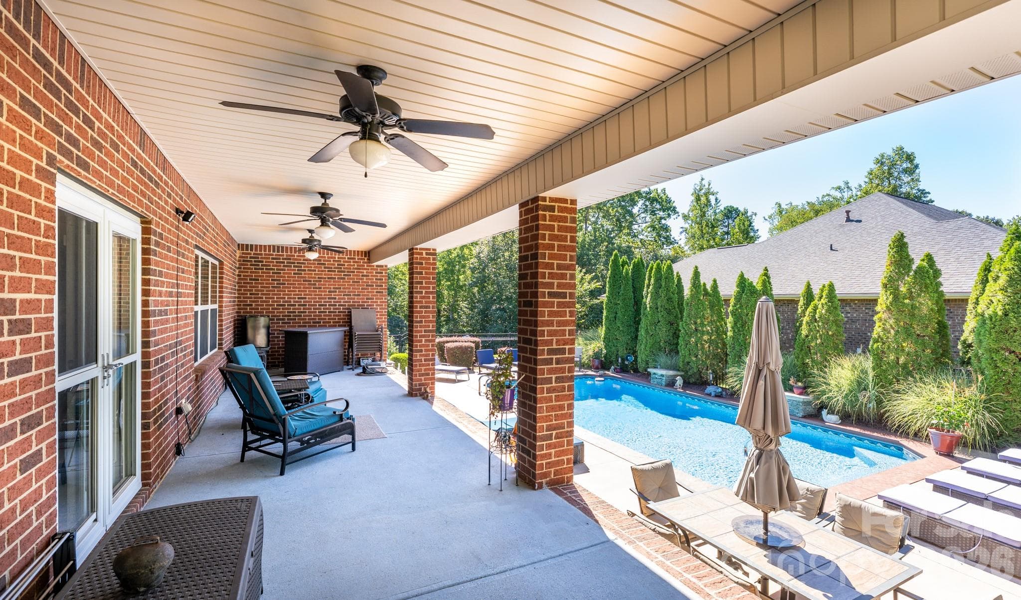 Huge covered back patio - 2581 Flintshire Lane, Gastonia
