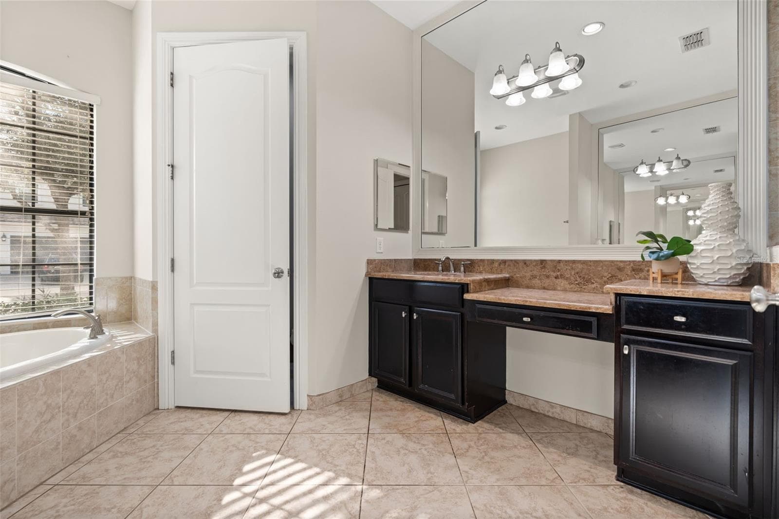 Downstairs Primary bathroom. 2 separate vanities, soaking tub, private wash closet and walk in shower - 1260 BELLA VISTA CIR, LONGWOOD