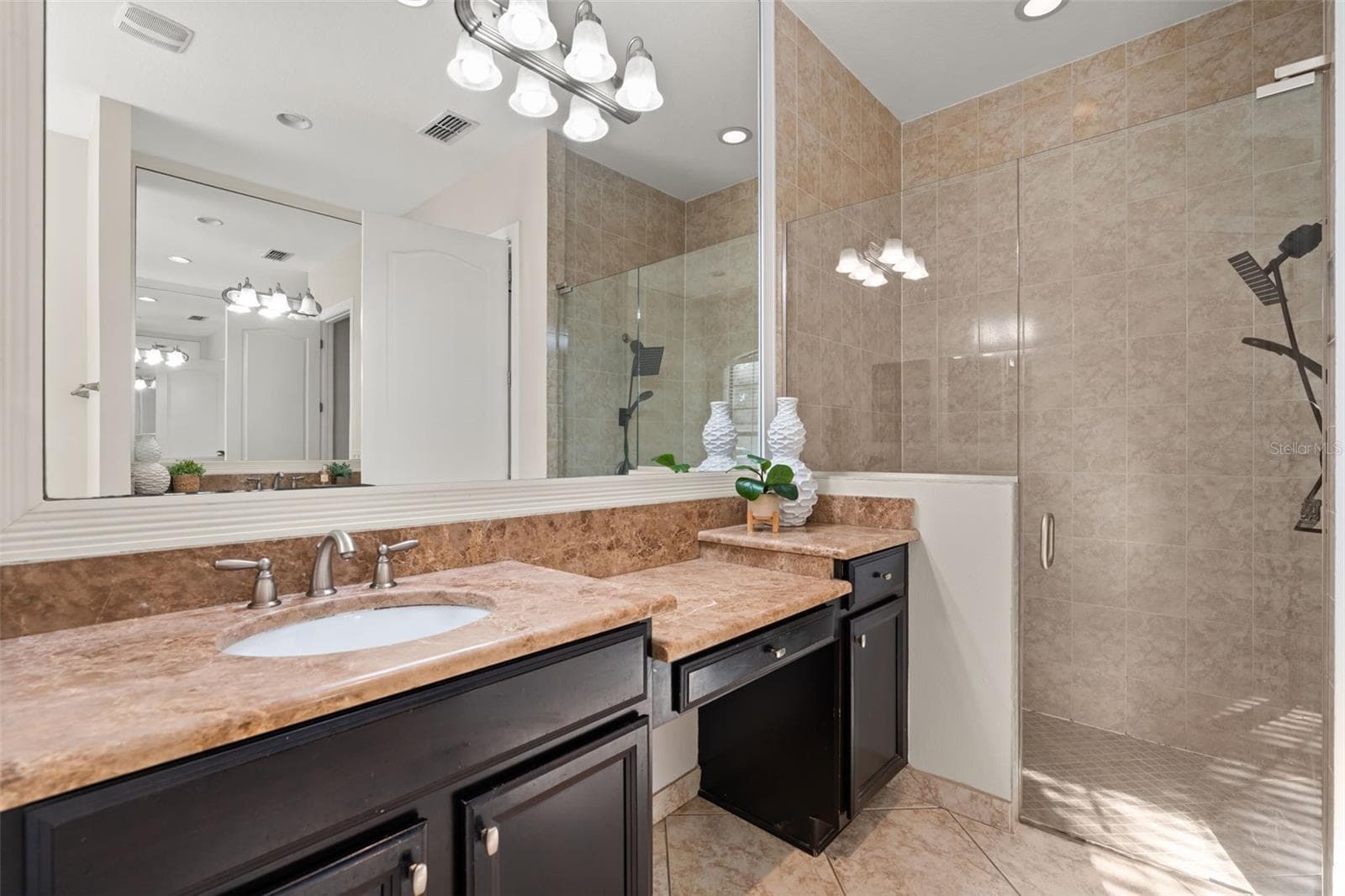 Downstairs Primary bathroom. 2 separate vanities, soaking tub, private wash closet and walk in shower - 1260 BELLA VISTA CIR, LONGWOOD