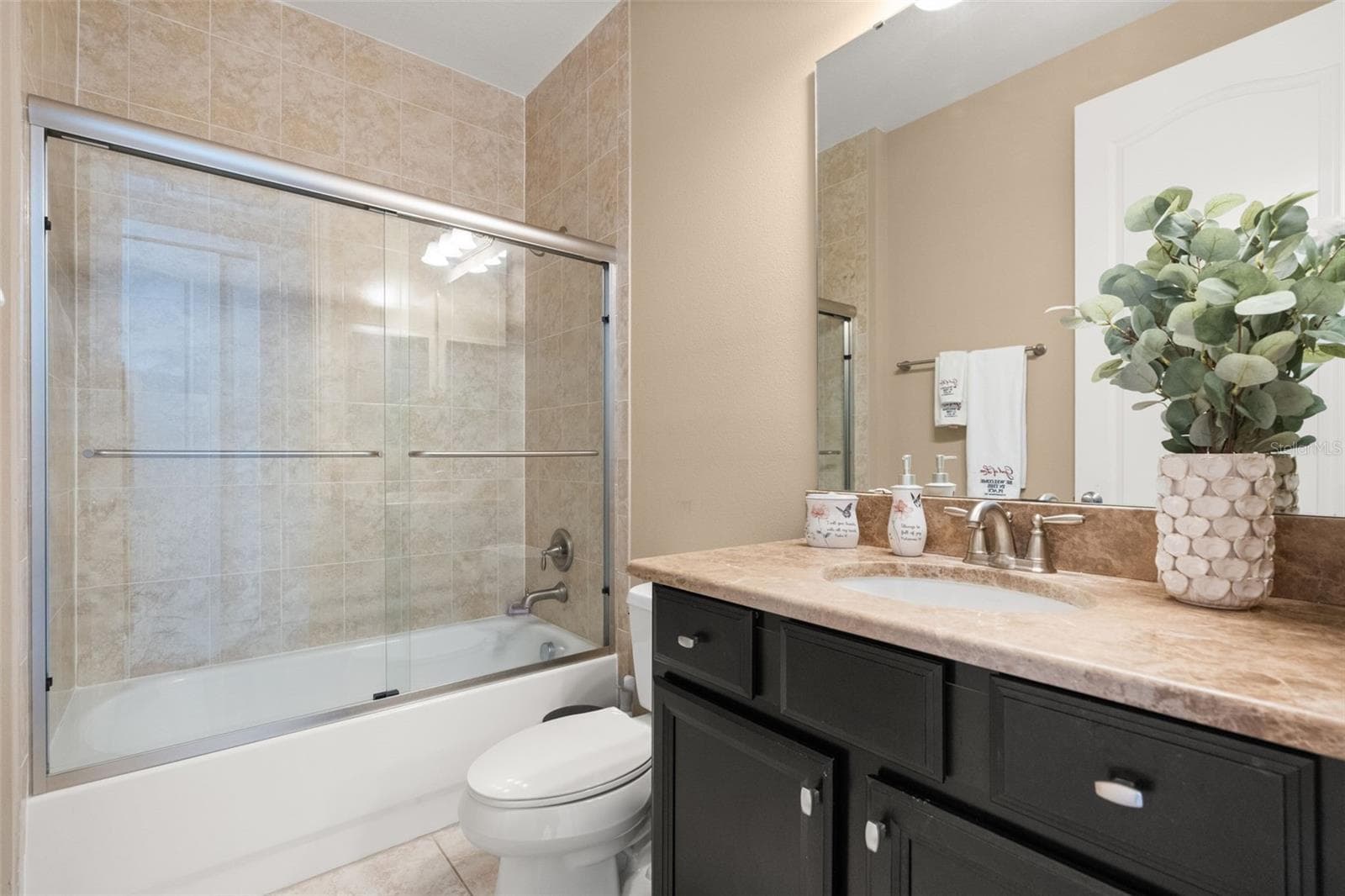 Ensuite bathroom attached to upstairs guest bedroom - 1260 BELLA VISTA CIR, LONGWOOD
