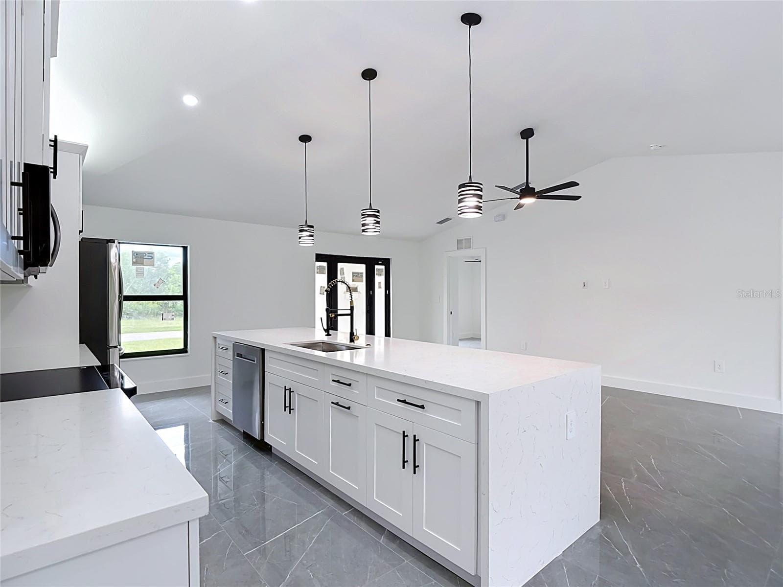 10 foot island with waterfall sides - 3613 NW 47TH LN, CAPE CORAL