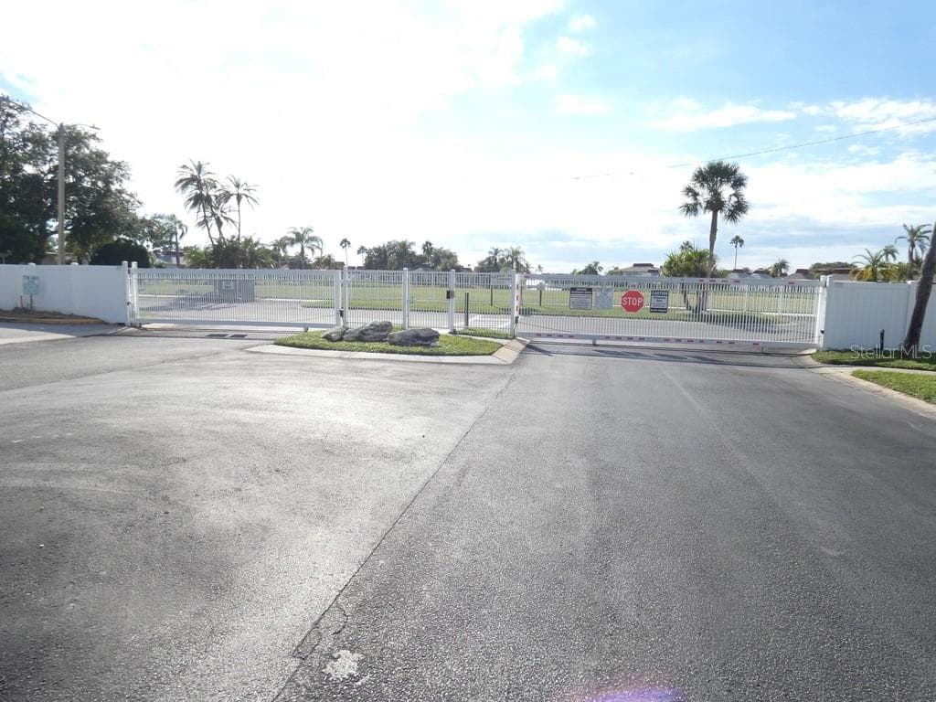 Access to Neighborhood!! Gated!!! - 4322 TAHITIAN GARDENS CIR #B, HOLIDAY