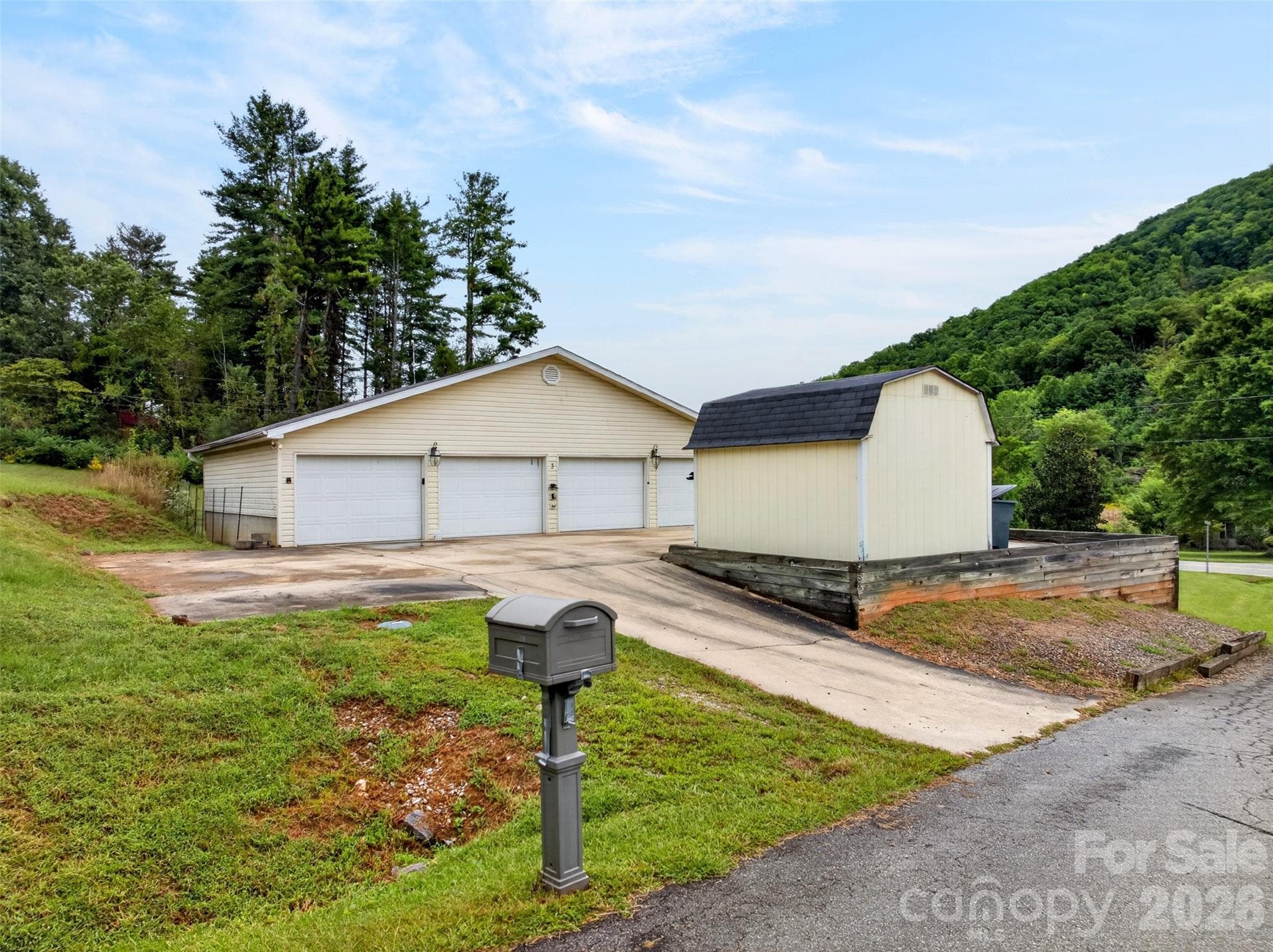 Single Family Residence at 3 S Creek Drive, Leicester, photo 4 of 21