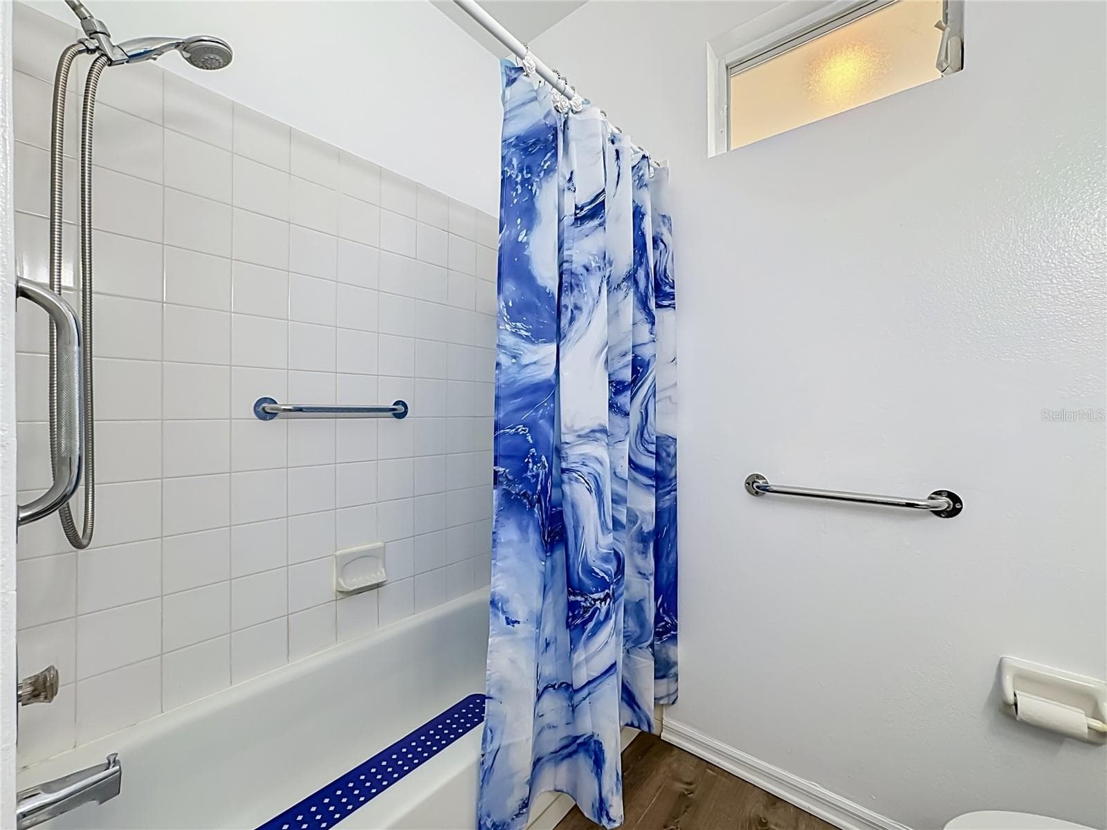 Guest tub and shower combination with the comfort or a grab bar. - 3308 60TH AVE W, BRADENTON