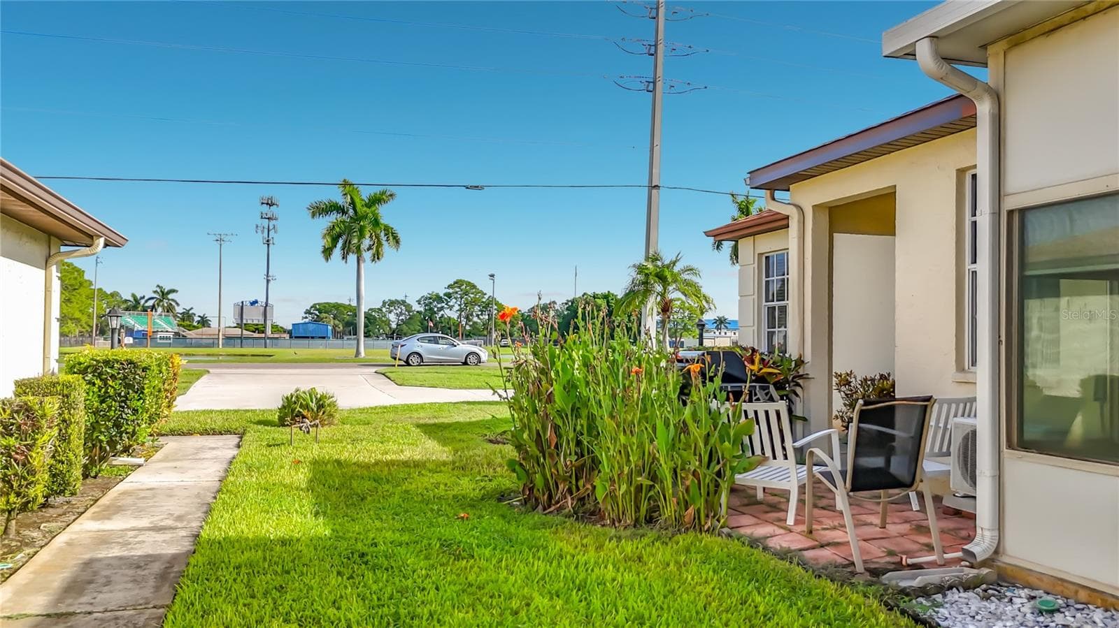 Side yard. - 3308 60TH AVE W, BRADENTON