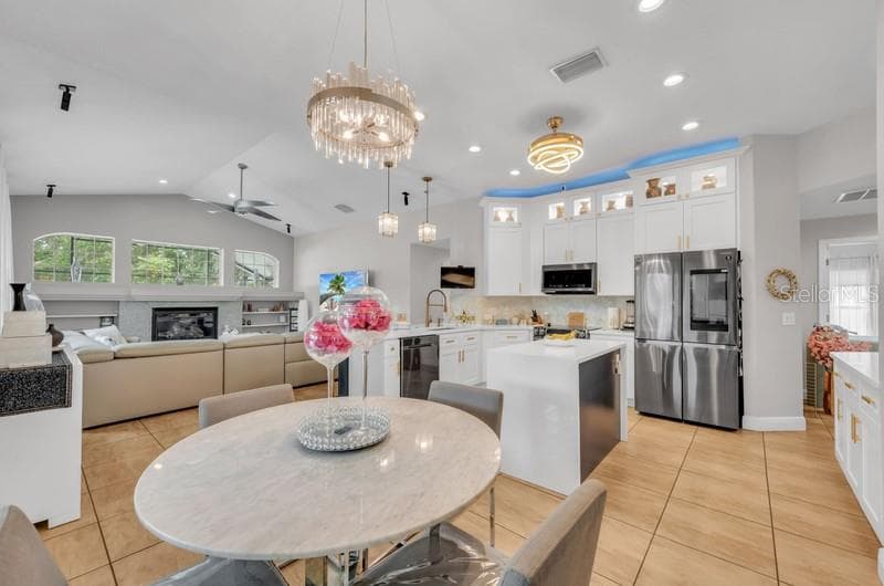 Kitchen - 1001 SPLIT SILK ST, VALRICO
