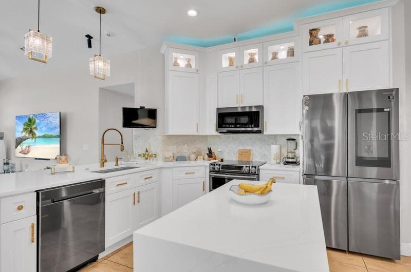 Kitchen - 1001 SPLIT SILK ST, VALRICO