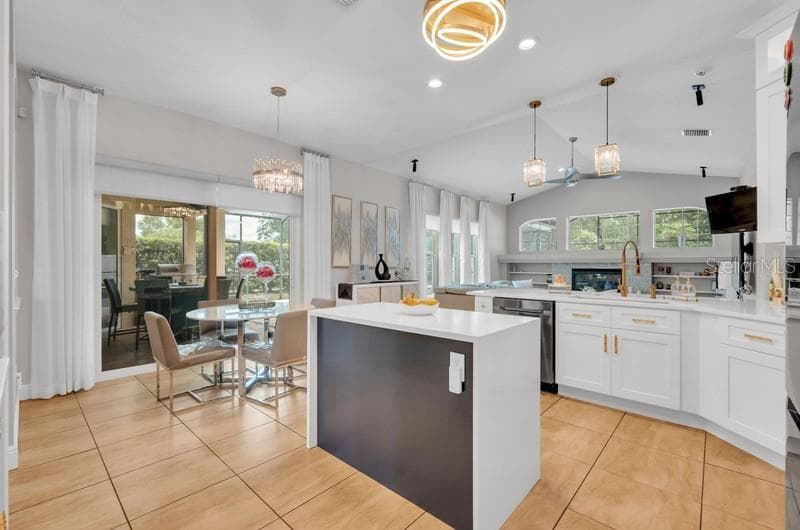 Kitchen - 1001 SPLIT SILK ST, VALRICO