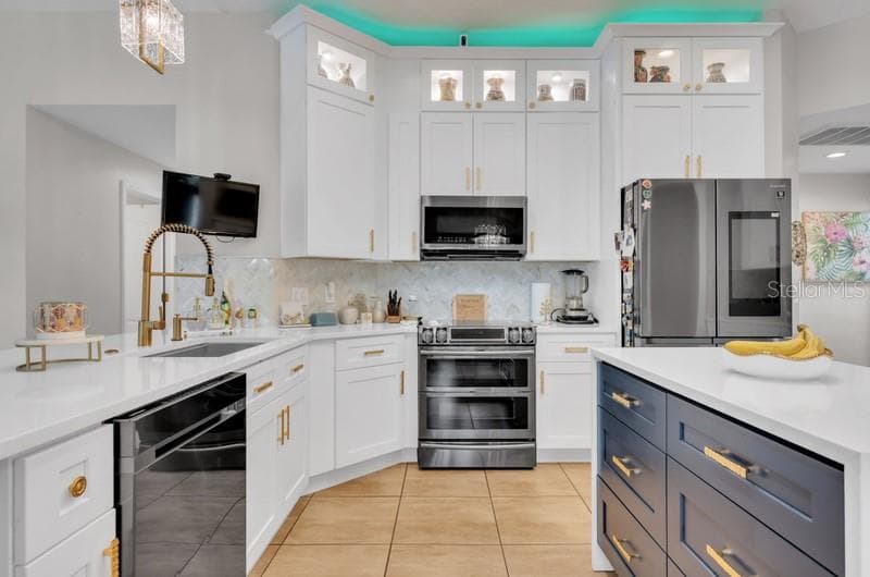 Kitchen - 1001 SPLIT SILK ST, VALRICO